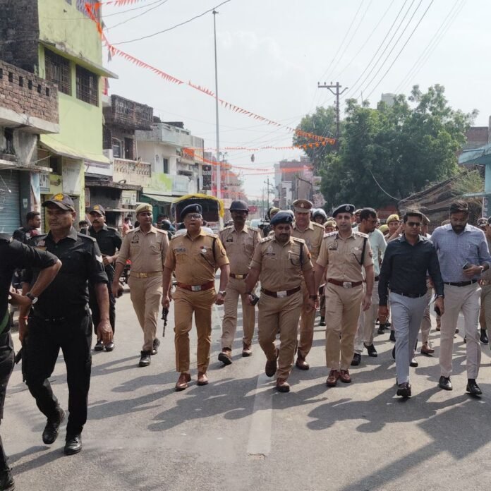 शोहरतगढ़ में नवरात्रि-दशहरा से पहले पुलिस-प्रशासन का फ्लैग मार्च:सुरक्षा व्यवस्था मजबूत करने के लिए, अराजक तत्वों पर रहेगी नजर