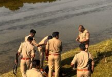 नहर में बोरी में बंधा मिला युवक का शव:बहराइच में मटेरा के पास का मामला, स्थानीय लोगों ने हत्या कर फेंकने की आशंका जताई नहर में बोरी में बंधा मिला युवक का शव:बहराइच में मटेरा के पास का मामला, स्थानीय लोगों ने हत्या कर फेंकने की आशंका जताई
