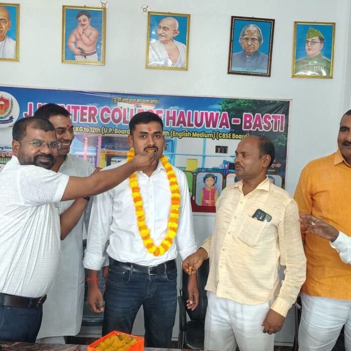 बस्ती के पंकज साहनी का पुलिस विभाग में चयन:जगराम कृष्णा इंटर कॉलेज में हुआ सम्मान समारोह; जिला पंचायत सदस्य ने दी बधाई