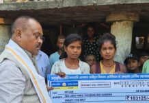 पुलिस जीप से गिरे युवक की मौत का मामला:श्रावस्ती में विधायक ने परिजनों को दी 5.15 लाख रुपये की सहायता पुलिस जीप से गिरे युवक की मौत का मामला:श्रावस्ती में विधायक ने परिजनों को दी 5.15 लाख रुपये की सहायता