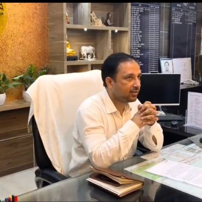 नेपाल में भूस्खलन से बना प्राकृतिक बांध टूटा:स्यार नदी में बाढ़ आई; महराजगंज DM बोले- सीमा पर खतरे का असर नहीं