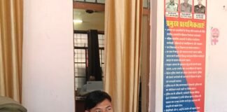 लेखपालों ने काली पट्टी बांधकर किया काम का बहिष्कार:बस्ती के लालगंज थाने में समाधान दिवस पर, 5 राजस्व मामले आए लेखपालों ने काली पट्टी बांधकर किया काम का बहिष्कार:बस्ती के लालगंज थाने में समाधान दिवस पर, 5 राजस्व मामले आए