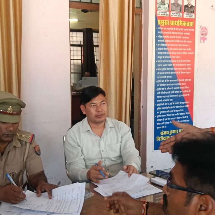 लेखपालों ने काली पट्टी बांधकर किया काम का बहिष्कार:बस्ती के लालगंज थाने में समाधान दिवस पर, 5 राजस्व मामले आए