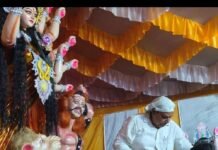 गोपियापार चौराहे पर पहुंची मां दुर्गा की प्रतिमा:गांव में खुशी का माहौल, लोग कर रहे स्वागत गोपियापार चौराहे पर पहुंची मां दुर्गा की प्रतिमा:गांव में खुशी का माहौल, लोग कर रहे स्वागत