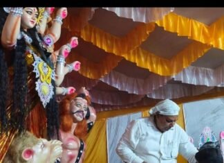 गोपियापार चौराहे पर पहुंची मां दुर्गा की प्रतिमा:गांव में खुशी का माहौल, लोग कर रहे स्वागत गोपियापार चौराहे पर पहुंची मां दुर्गा की प्रतिमा:गांव में खुशी का माहौल, लोग कर रहे स्वागत