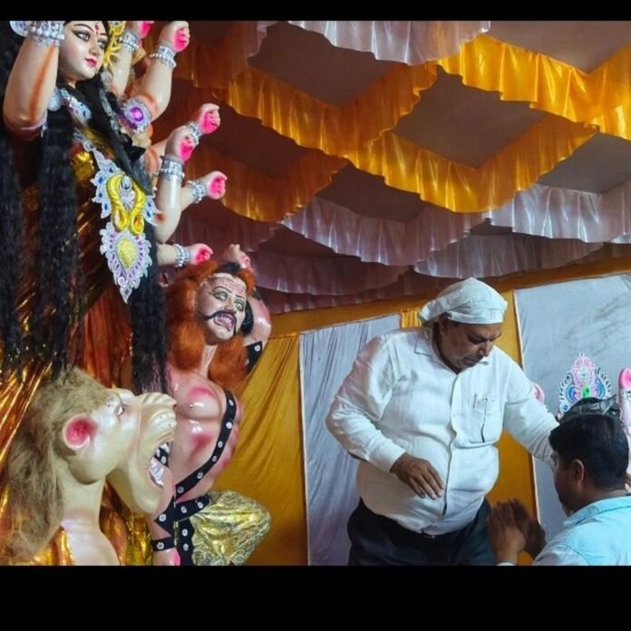 गोपियापार चौराहे पर पहुंची मां दुर्गा की प्रतिमा:गांव में खुशी का माहौल, लोग कर रहे स्वागत