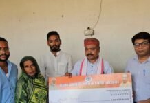आंधी-तूफान में बिजली खंभा गिरने से व्यक्ति की मौत:दमावा में विधायक ने परिवार को 4 लाख रुपए की मदद दी