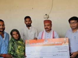 आंधी-तूफान में बिजली खंभा गिरने से व्यक्ति की मौत:दमावा में विधायक ने परिवार को 4 लाख रुपए की मदद दी