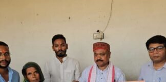 आंधी-तूफान में बिजली खंभा गिरने से व्यक्ति की मौत:दमावा में विधायक ने परिवार को 4 लाख रुपए की मदद दी