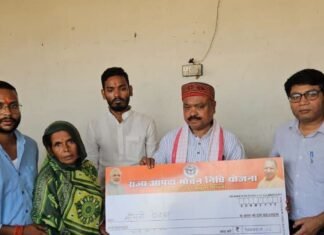 आंधी-तूफान में बिजली खंभा गिरने से व्यक्ति की मौत:दमावा में विधायक ने परिवार को 4 लाख रुपए की मदद दी