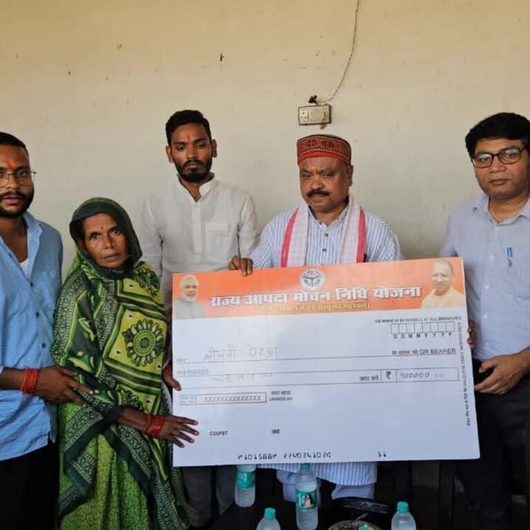 आंधी-तूफान में बिजली खंभा गिरने से व्यक्ति की मौत:दमावा में विधायक ने परिवार को 4 लाख रुपए की मदद दी