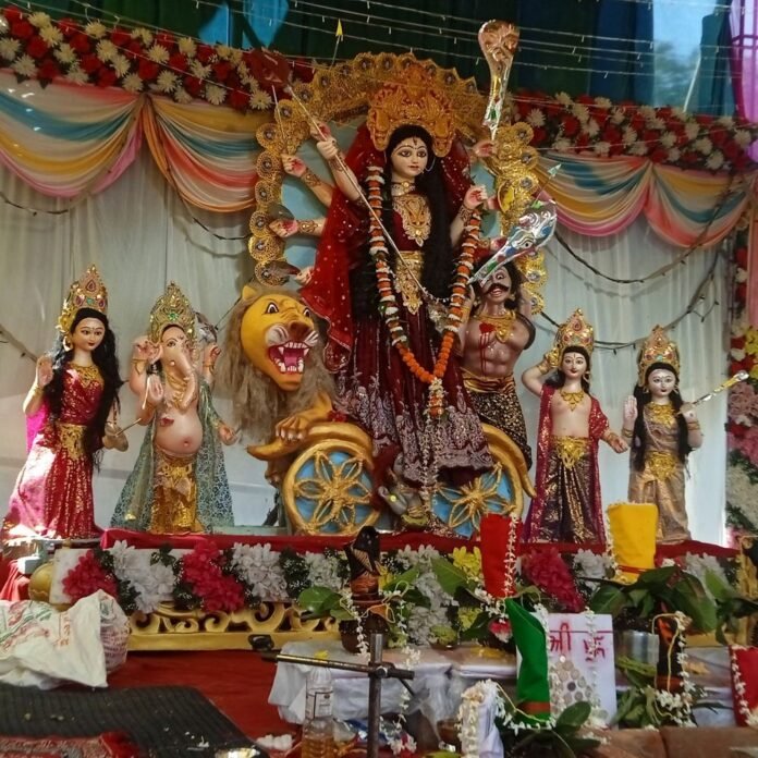 नासिरगंज में नवरात्रि पर मां दुर्गा की प्रतिमा का नेत्र:भव्य आरती हुई, 'जय माता दी' के जयकारों से गूंजा पंडाल