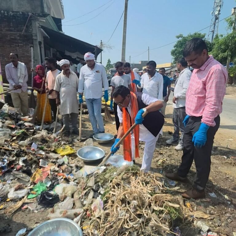 गिलौला के लक्ष्मण नगर बाजार में चला स्वच्छता अभियान:'एक दिन, एक घंटा, एक जगह' अभियान से दिया स्वच्छ श्रावस्ती का संदेश