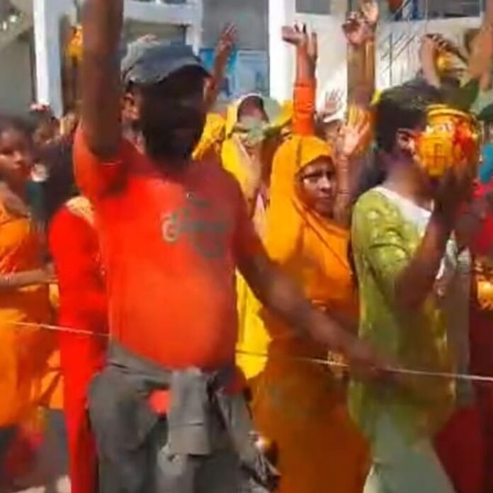 सम्मनपुरवा में दुर्गा पूजन समिति ने निकाली कलश यात्रा:शारदीय नवरात्रि शुरू होने से पहले 17 जगहों पर सजेंगी प्रतिमाएं, गढ़ीघाट पर पुलिस तैनात