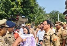 दशहरा-विसर्जन की तैयारियों का जायजा लेने निकले डीएम-एसपी:बस्ती में अमहट घाट पर सुरक्षा और पार्किंग व्यवस्था परखी दशहरा-विसर्जन की तैयारियों का जायजा लेने निकले डीएम-एसपी:बस्ती में अमहट घाट पर सुरक्षा और पार्किंग व्यवस्था परखी