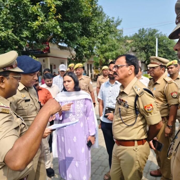 दशहरा-विसर्जन की तैयारियों का जायजा लेने निकले डीएम-एसपी:बस्ती में अमहट घाट पर सुरक्षा और पार्किंग व्यवस्था परखी