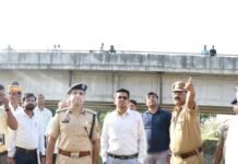 बांसी में डीएम-एसपी ने किया राप्ती घाट का निरीक्षण:दुर्गा पूजा विसर्जन से पहले सुरक्षा व्यवस्था परखी, पुलिस बल के साथ पैदल गश्त भी की बांसी में डीएम-एसपी ने किया राप्ती घाट का निरीक्षण:दुर्गा पूजा विसर्जन से पहले सुरक्षा व्यवस्था परखी, पुलिस बल के साथ पैदल गश्त भी की