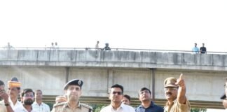 बांसी में डीएम-एसपी ने किया राप्ती घाट का निरीक्षण:दुर्गा पूजा विसर्जन से पहले सुरक्षा व्यवस्था परखी, पुलिस बल के साथ पैदल गश्त भी की बांसी में डीएम-एसपी ने किया राप्ती घाट का निरीक्षण:दुर्गा पूजा विसर्जन से पहले सुरक्षा व्यवस्था परखी, पुलिस बल के साथ पैदल गश्त भी की