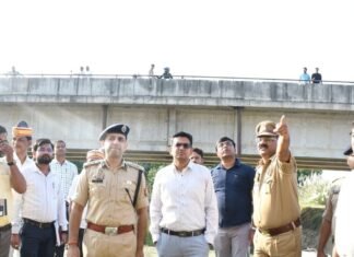 बांसी में डीएम-एसपी ने किया राप्ती घाट का निरीक्षण:दुर्गा पूजा विसर्जन से पहले सुरक्षा व्यवस्था परखी, पुलिस बल के साथ पैदल गश्त भी की बांसी में डीएम-एसपी ने किया राप्ती घाट का निरीक्षण:दुर्गा पूजा विसर्जन से पहले सुरक्षा व्यवस्था परखी, पुलिस बल के साथ पैदल गश्त भी की