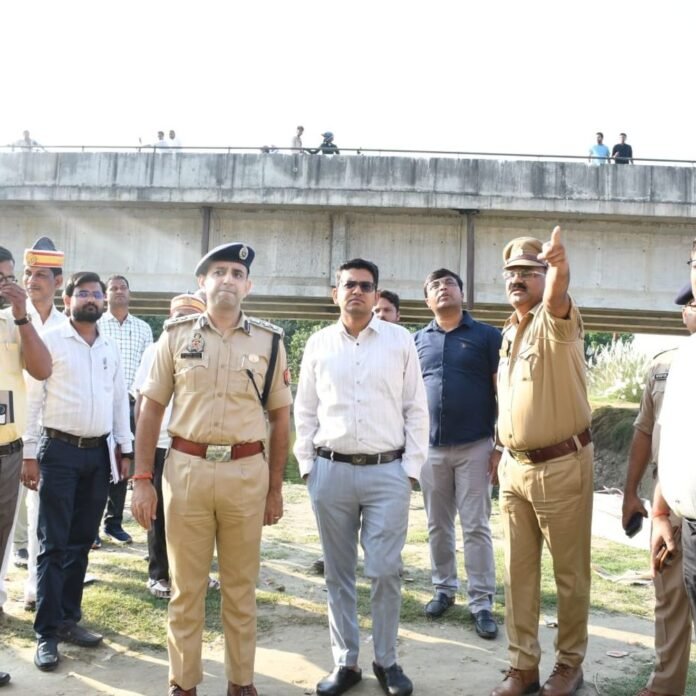 बांसी में डीएम-एसपी ने किया राप्ती घाट का निरीक्षण:दुर्गा पूजा विसर्जन से पहले सुरक्षा व्यवस्था परखी, पुलिस बल के साथ पैदल गश्त भी की
