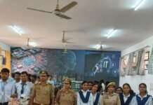 विद्यार्थियों को साइबर अपराधों से बचाव के लिए जागरूक किया:मिशन शक्ति फेज-6 के तहत पुलिस टीम ने दी जानकारी, हेल्पलाइन नंबर भी बताए विद्यार्थियों को साइबर अपराधों से बचाव के लिए जागरूक किया:मिशन शक्ति फेज-6 के तहत पुलिस टीम ने दी जानकारी, हेल्पलाइन नंबर भी बताए
