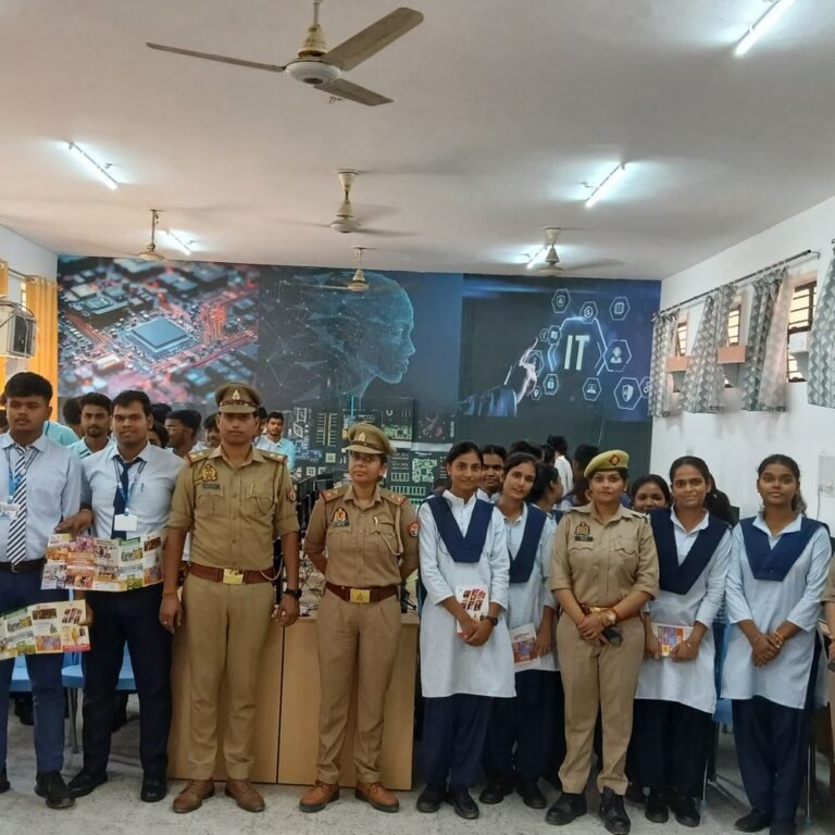 विद्यार्थियों को साइबर अपराधों से बचाव के लिए जागरूक किया:मिशन शक्ति फेज-6 के तहत पुलिस टीम ने दी जानकारी, हेल्पलाइन नंबर भी बताए