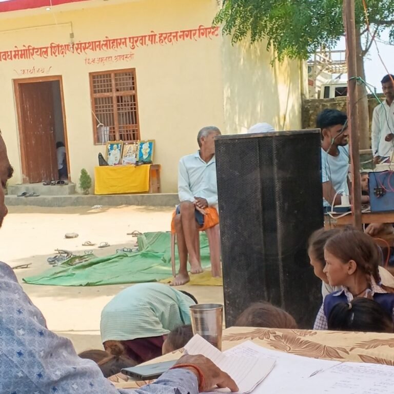 गांधी जयंती पर बच्चों को सत्य, अहिंसा का पाठ पढ़ाया:स्कूल में राम सुमेर यादव ने स्वच्छता का महत्व समझाया