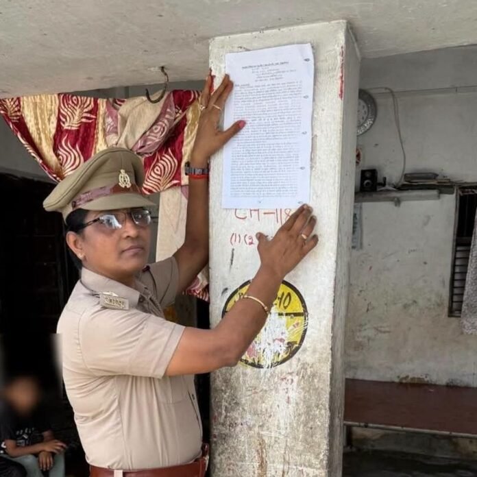 फरार अभियुक्त के घर चस्पा हुई उद्घोषणा:सिद्धार्थनगर में दहेज उत्पीड़न के आरोपी को कोर्ट ने फरार घोषित किया, मुनादी कराकर चेतावनी