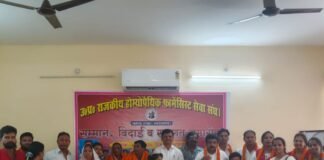 महराजगंज में नए फार्मासिस्टों का स्वागत, ओमप्रकाश जिज्ञासु को विदाई:कार्यक्रम में अधिकारियों ने निष्ठा से काम करने और सकुशल सेवा पूरी करने पर बधाई दी