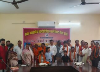 महराजगंज में नए फार्मासिस्टों का स्वागत, ओमप्रकाश जिज्ञासु को विदाई:कार्यक्रम में अधिकारियों ने निष्ठा से काम करने और सकुशल सेवा पूरी करने पर बधाई दी