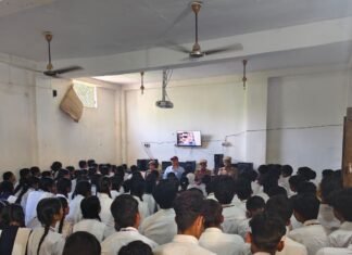 छात्रों को साइबर सुरक्षा और करियर गाइडेंस के प्रति जागरूक:महराजगंज में मिशन शक्ति फेज-6.0 के तहत बरगदवा के इंटर कॉलेज में हुआ कार्यक्रम, रक्षित टंडन ने ऑनलाइन जानकारी दी। छात्रों को साइबर सुरक्षा और करियर गाइडेंस के प्रति जागरूक:महराजगंज में मिशन शक्ति फेज-6.0 के तहत बरगदवा के इंटर कॉलेज में हुआ कार्यक्रम, रक्षित टंडन ने ऑनलाइन जानकारी दी।