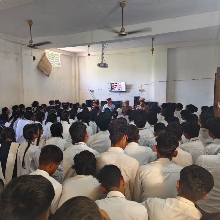 छात्रों को साइबर सुरक्षा और करियर गाइडेंस के प्रति जागरूक:महराजगंज में मिशन शक्ति फेज-6.0 के तहत बरगदवा के इंटर कॉलेज में हुआ कार्यक्रम, रक्षित टंडन ने ऑनलाइन जानकारी दी।