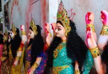 नवरात्र के लिए दुर्गा प्रतिमाओं को दिया जा रहा अंतिम-रूप:मूर्तिकार रामेश्वर प्रजापति और उनकी टीम दिन-रात कर रही तैयारी नवरात्र के लिए दुर्गा प्रतिमाओं को दिया जा रहा अंतिम-रूप:मूर्तिकार रामेश्वर प्रजापति और उनकी टीम दिन-रात कर रही तैयारी