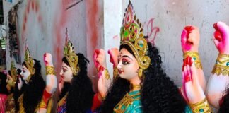 नवरात्र के लिए दुर्गा प्रतिमाओं को दिया जा रहा अंतिम-रूप:मूर्तिकार रामेश्वर प्रजापति और उनकी टीम दिन-रात कर रही तैयारी नवरात्र के लिए दुर्गा प्रतिमाओं को दिया जा रहा अंतिम-रूप:मूर्तिकार रामेश्वर प्रजापति और उनकी टीम दिन-रात कर रही तैयारी