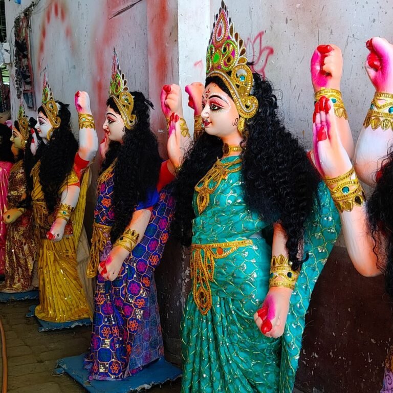 नवरात्र के लिए दुर्गा प्रतिमाओं को दिया जा रहा अंतिम-रूप:मूर्तिकार रामेश्वर प्रजापति और उनकी टीम दिन-रात कर रही तैयारी