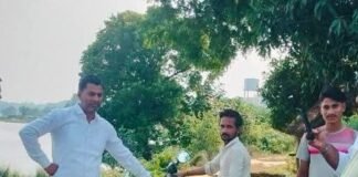 गौर ब्लाक में बाढ़ प्रभावित इलाकों का जायजा:किसानों की फसलें बर्बाद, शंकर यादव ने सुनी समस्या; प्रशासन से मांगी मदद