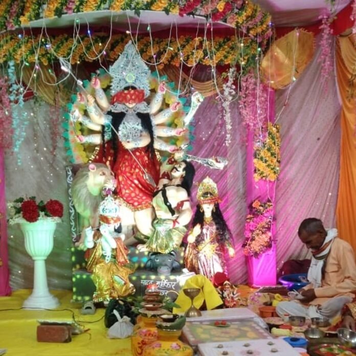 श्रावस्ती में नवरात्र का तीसरा दिन, मां चंद्रघंटा की आराधना:पंडालों में उमड़ी भीड़, कुछ जगहों पर खुली माता के आंखों की पट्टी; धार्मिक झांकियां बनीं आकर्षण