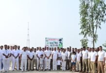 22वीं वाहिनी SSB ने गांधी जयंती पर चलाया स्वच्छता अभियान:निचलौल में कमांडेंट के मार्गदर्शन में पौधरोपण भी हुआ