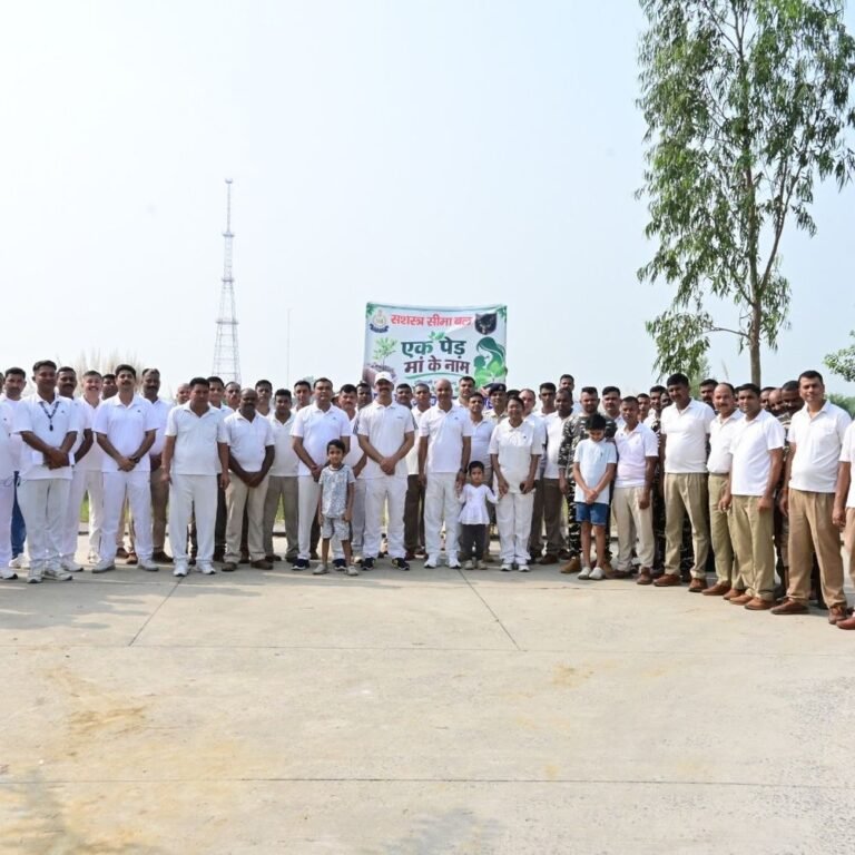 22वीं वाहिनी SSB ने गांधी जयंती पर चलाया स्वच्छता अभियान:निचलौल में कमांडेंट के मार्गदर्शन में पौधरोपण भी हुआ