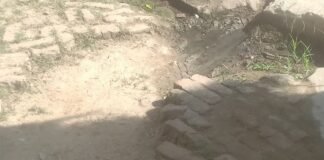 सोनवा में पाइपलाइन बिछाने से सड़क बनी नाली:बारिश में कीचड़ और दुर्गंध से लोग परेशान, बीमारियों का खतरा बढ़ा सोनवा में पाइपलाइन बिछाने से सड़क बनी नाली:बारिश में कीचड़ और दुर्गंध से लोग परेशान, बीमारियों का खतरा बढ़ा
