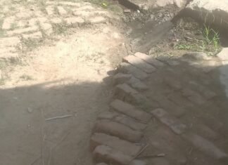 सोनवा में पाइपलाइन बिछाने से सड़क बनी नाली:बारिश में कीचड़ और दुर्गंध से लोग परेशान, बीमारियों का खतरा बढ़ा सोनवा में पाइपलाइन बिछाने से सड़क बनी नाली:बारिश में कीचड़ और दुर्गंध से लोग परेशान, बीमारियों का खतरा बढ़ा