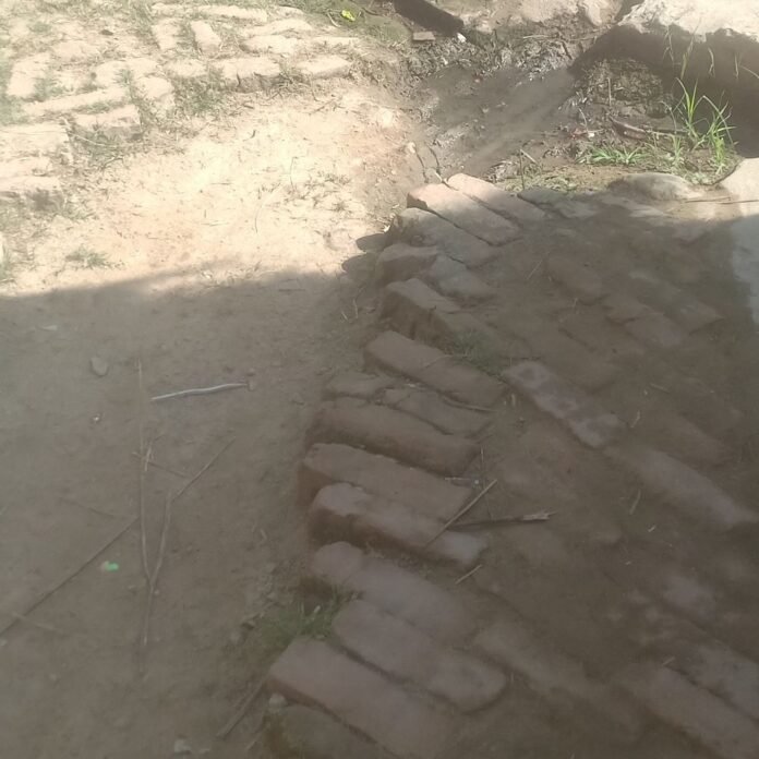 सोनवा में पाइपलाइन बिछाने से सड़क बनी नाली:बारिश में कीचड़ और दुर्गंध से लोग परेशान, बीमारियों का खतरा बढ़ा