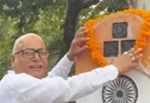 गौर ब्लॉक में गांधी जयंती पर अधिकारियों ने लिया संकल्प:महात्मा गांधी के आदर्शों पर चलने और सत्य-अहिंसा का संदेश अपनाने का