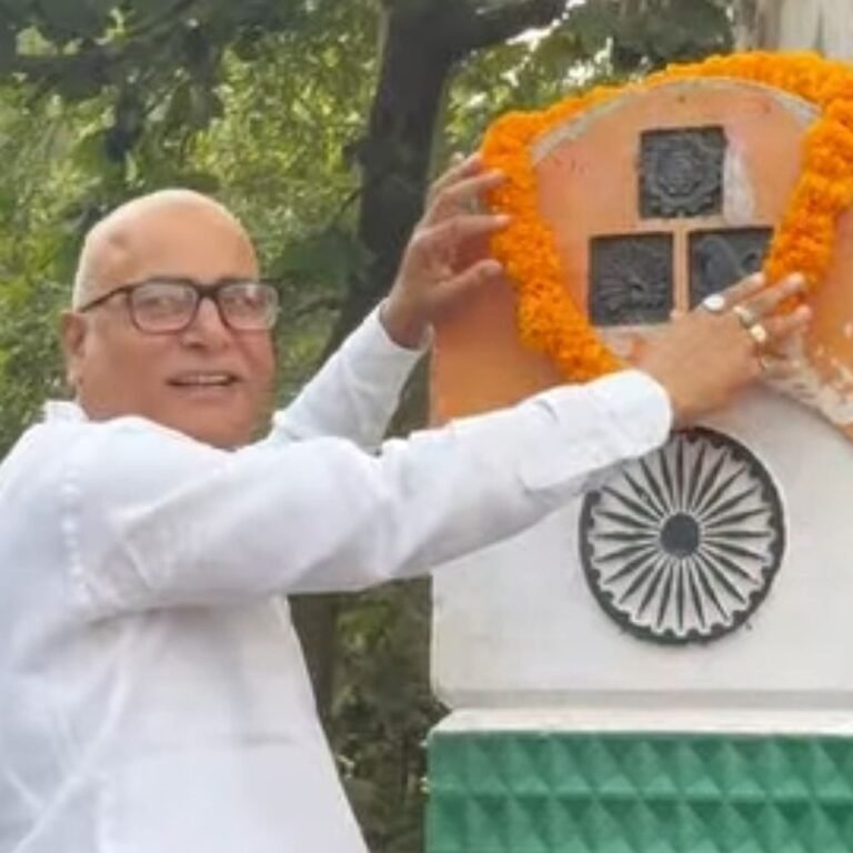गौर ब्लॉक में गांधी जयंती पर अधिकारियों ने लिया संकल्प:महात्मा गांधी के आदर्शों पर चलने और सत्य-अहिंसा का संदेश अपनाने का