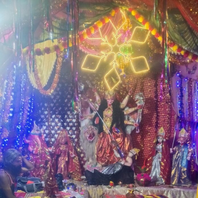 श्रावस्ती के रामपुर कटेल में दुर्गा पूजा शुरू:धूमधाम से मनाई जा रही, आयोजक ने 15151 में खोली माता रानी की पट्टी