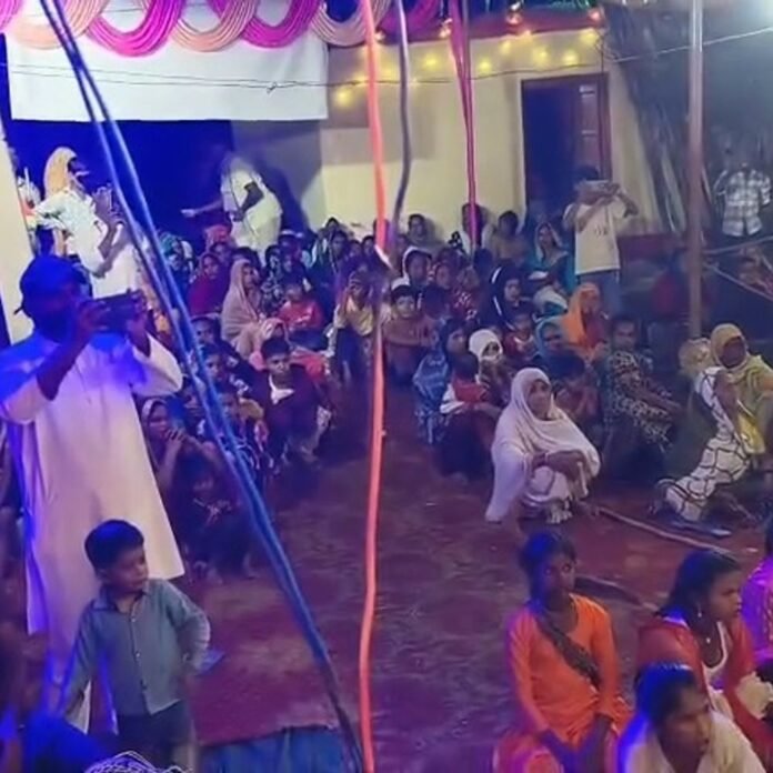 हाजी दद्दन खान दुर्गा पूजा पंडालों में पहुंचे:श्रावस्ती में मां स्कंदमाता के दर्शन कर दिया आपसी भाईचारे का संदेश