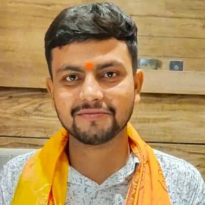 f385c192-f46b-4d38-a377-e49f721faa98_1792045599997.jpg अनुराग पांडेय और रवि कुमार का यूपी पुलिस में चयन:बटौली और रेडवल के युवाओं ने हासिल की सफलता, परिवार और गांव में जश्न