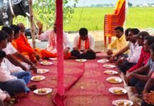 नवरात्र पर सुहेलवा में हिन्दू युवा वाहिनी ने किया फलाहार:माहौल भक्तिमय बना, सामाजिक समरसता और भाईचारे का संदेश दिया नवरात्र पर सुहेलवा में हिन्दू युवा वाहिनी ने किया फलाहार:माहौल भक्तिमय बना, सामाजिक समरसता और भाईचारे का संदेश दिया