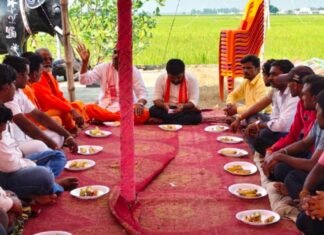नवरात्र पर सुहेलवा में हिन्दू युवा वाहिनी ने किया फलाहार:माहौल भक्तिमय बना, सामाजिक समरसता और भाईचारे का संदेश दिया नवरात्र पर सुहेलवा में हिन्दू युवा वाहिनी ने किया फलाहार:माहौल भक्तिमय बना, सामाजिक समरसता और भाईचारे का संदेश दिया