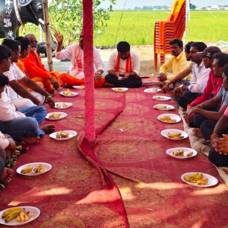 नवरात्र पर सुहेलवा में हिन्दू युवा वाहिनी ने किया फलाहार:माहौल भक्तिमय बना, सामाजिक समरसता और भाईचारे का संदेश दिया